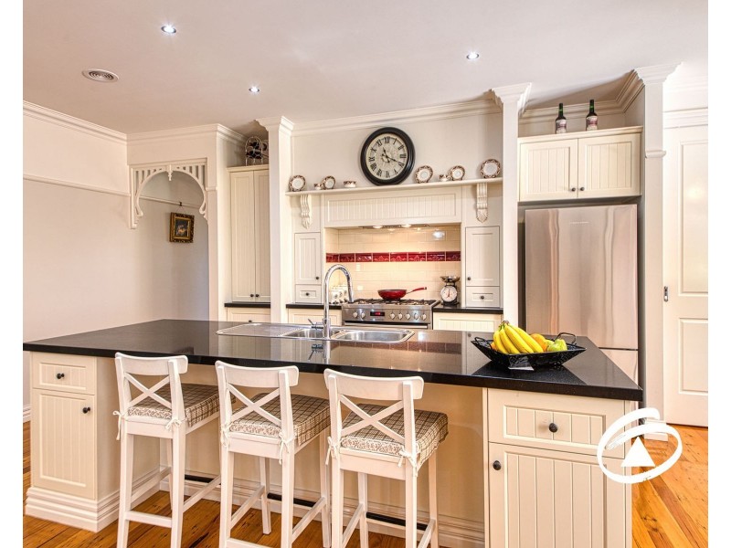 4 Waterside Drive, Pakenham VIC 3810