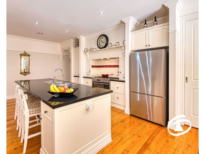 4 Waterside Drive, Pakenham VIC 3810