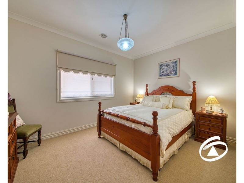 4 Waterside Drive, Pakenham VIC 3810