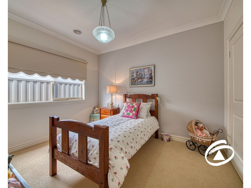 4 Waterside Drive, Pakenham VIC 3810