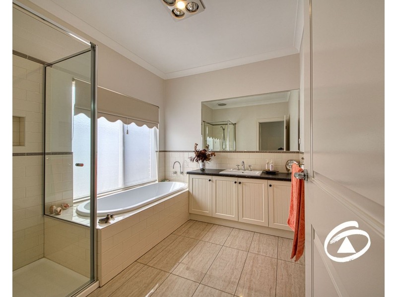 4 Waterside Drive, Pakenham VIC 3810