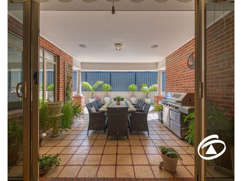 4 Waterside Drive, Pakenham VIC 3810