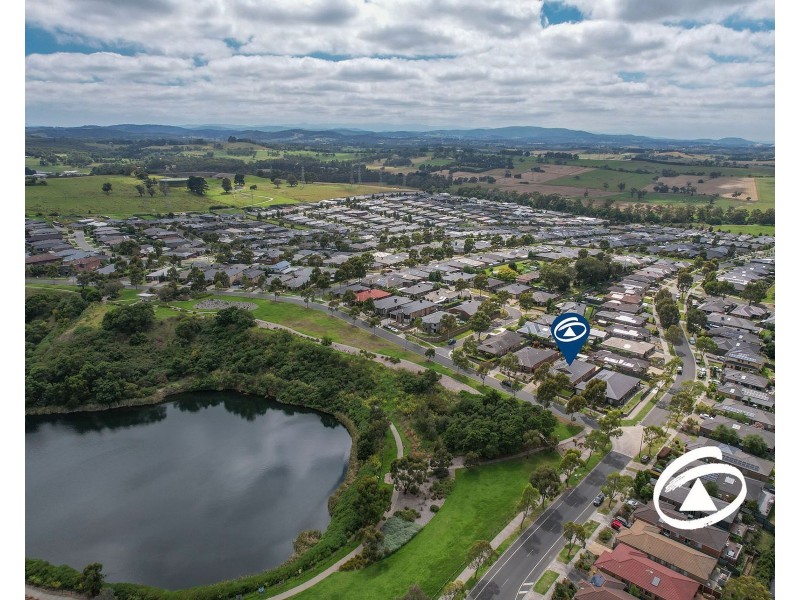 4 Waterside Drive, Pakenham VIC 3810