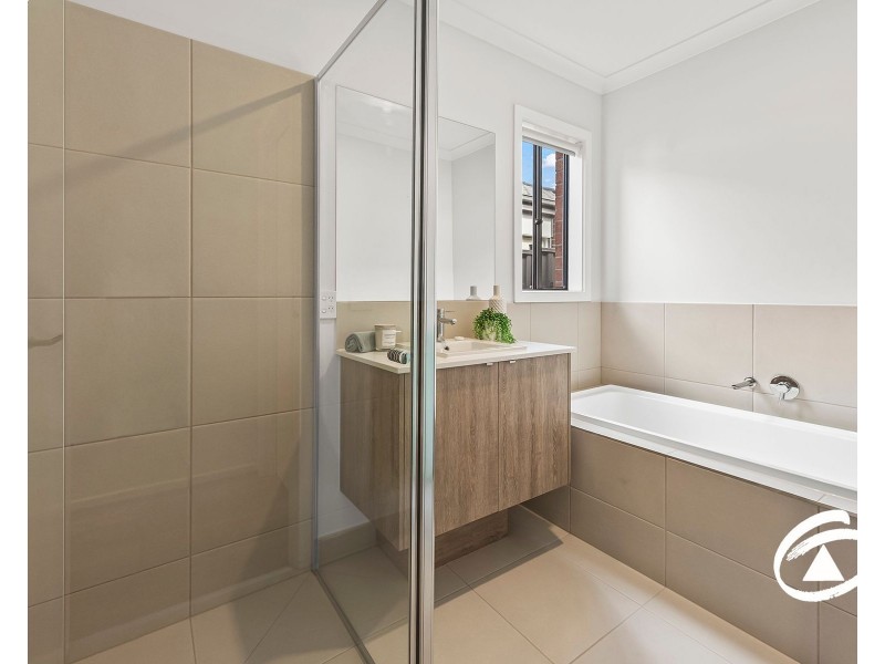 8 Kirkwood Road, Pakenham VIC 3810