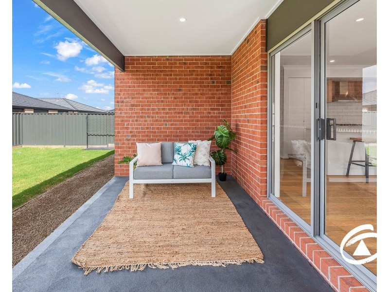 8 Kirkwood Road, Pakenham VIC 3810