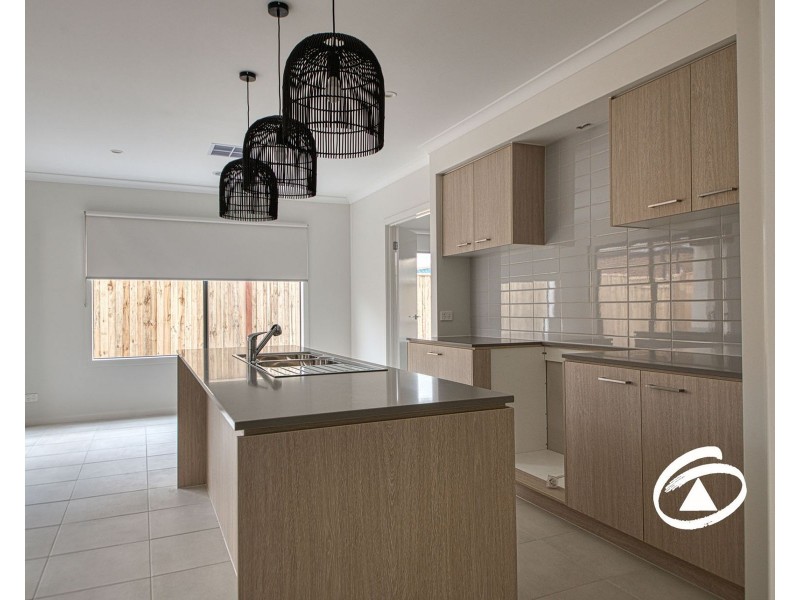 8 Overture Street, Clyde VIC 3978