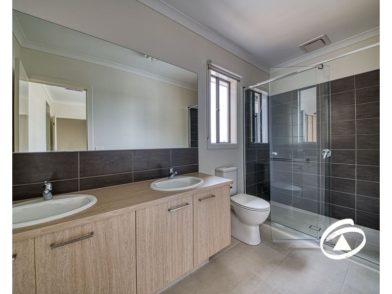 8 Overture Street, Clyde VIC 3978