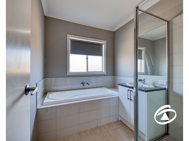 2 Woodbine Street, Pakenham VIC 3810