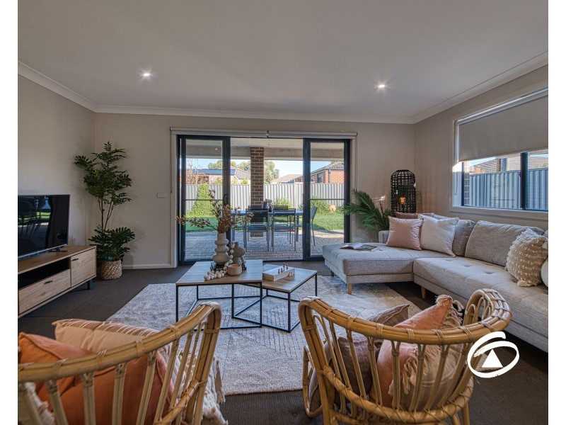25 Tangelo Terrace, Pakenham VIC 3810