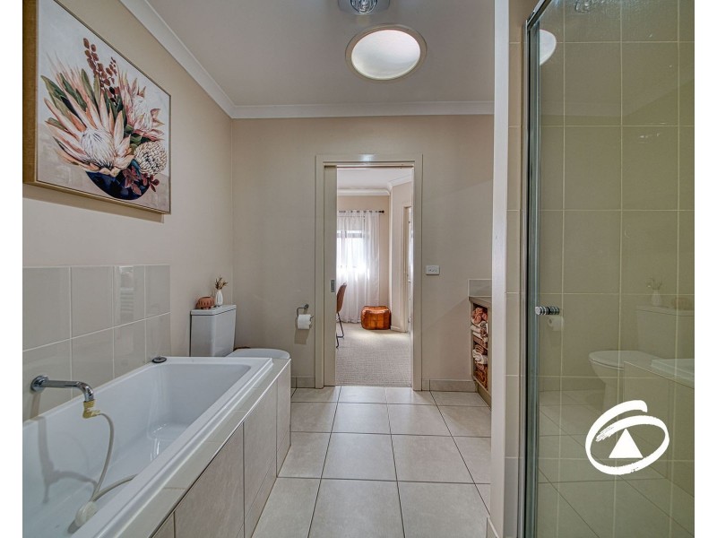 22 Stonebridge Lane, Pakenham VIC 3810