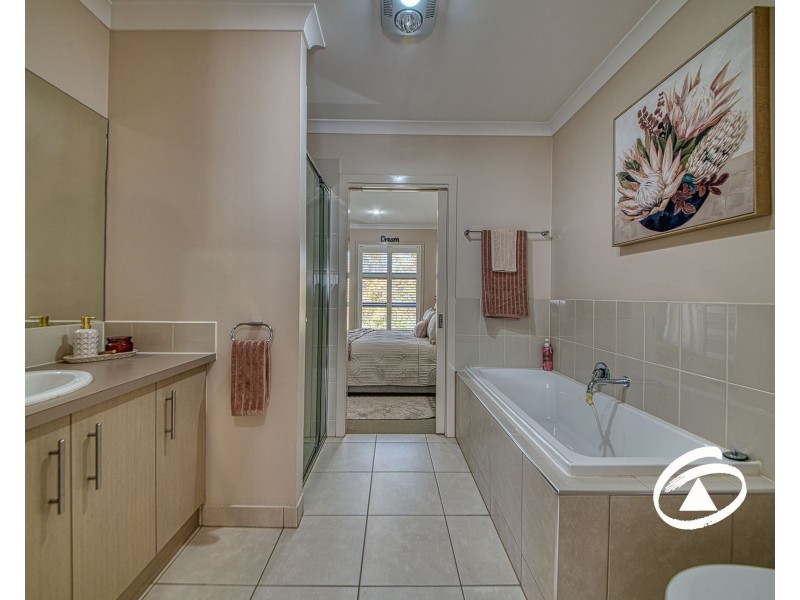 22 Stonebridge Lane, Pakenham VIC 3810