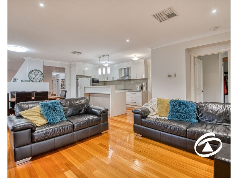 27 Bonneville Parade, Pakenham VIC 3810