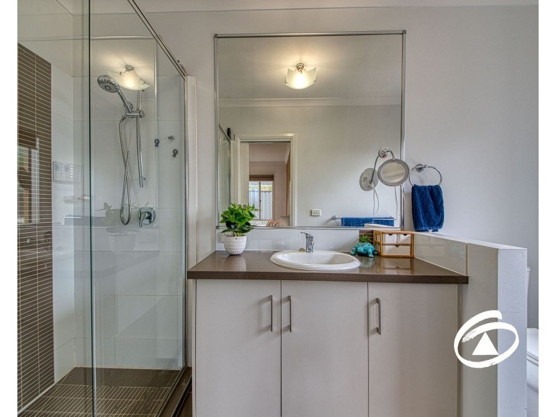 27 Bonneville Parade, Pakenham VIC 3810