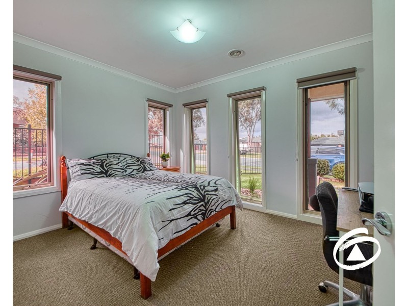 27 Bonneville Parade, Pakenham VIC 3810