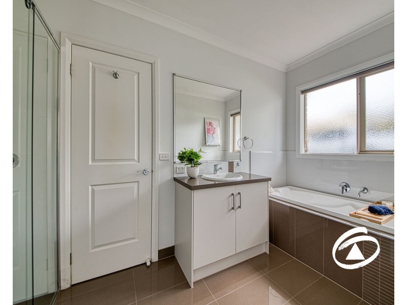 27 Bonneville Parade, Pakenham VIC 3810