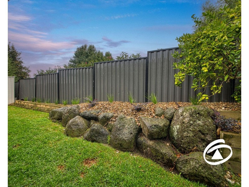 27 Bonneville Parade, Pakenham VIC 3810