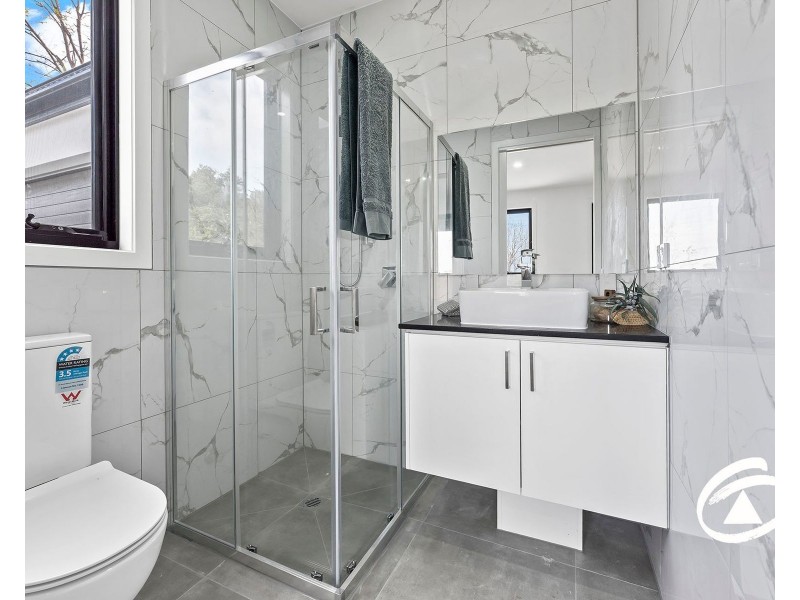 2/82 RAILWAY AVENUE, Garfield VIC 3814