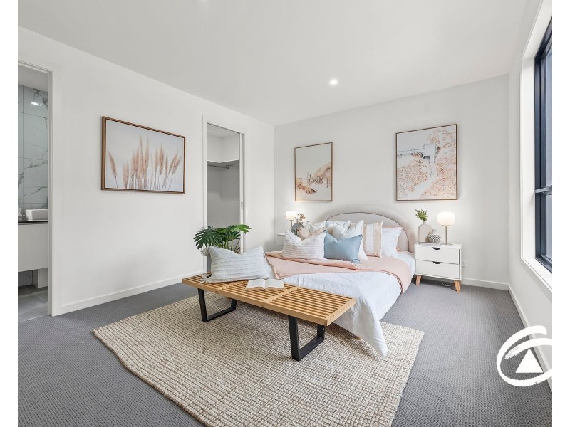 2/82 RAILWAY AVENUE, Garfield VIC 3814