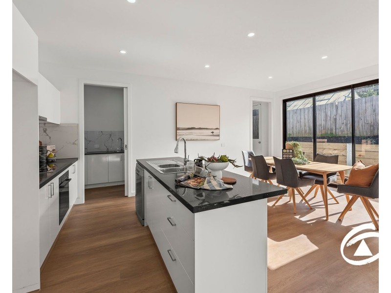 2/82 RAILWAY AVENUE, Garfield VIC 3814