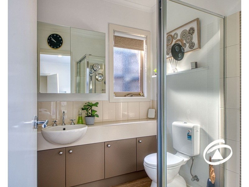 2/4-6 May Court, Garfield VIC 3814