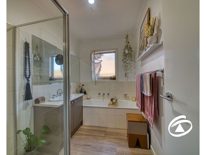 2/4-6 May Court, Garfield VIC 3814