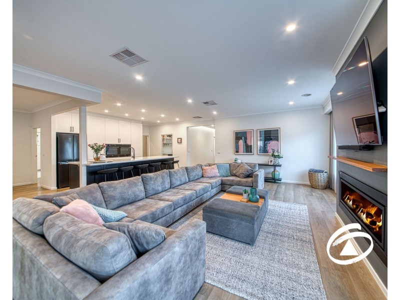 22 Macquarie Circuit, Pakenham VIC 3810