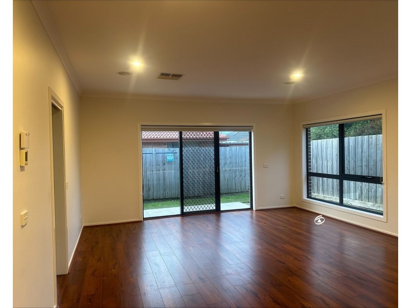 2/218 Monahans Road, Cranbourne VIC 3977