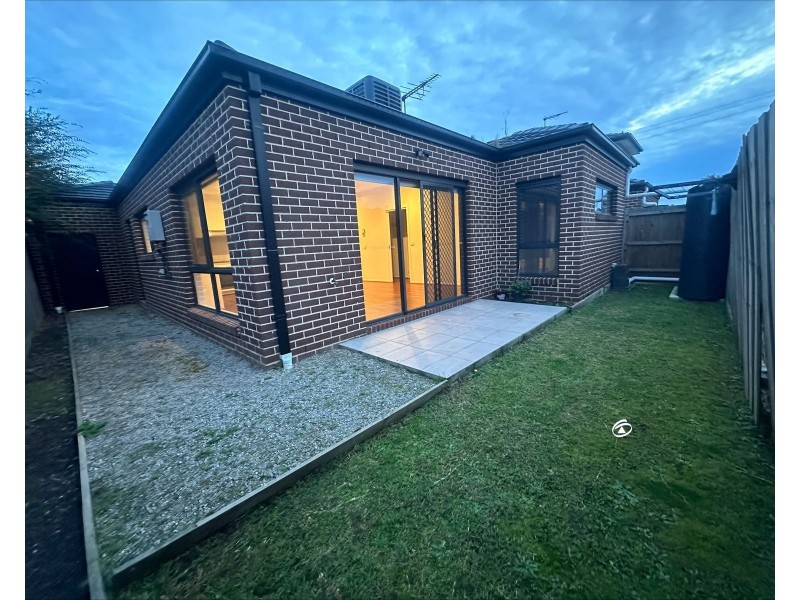 2/218 Monahans Road, Cranbourne VIC 3977