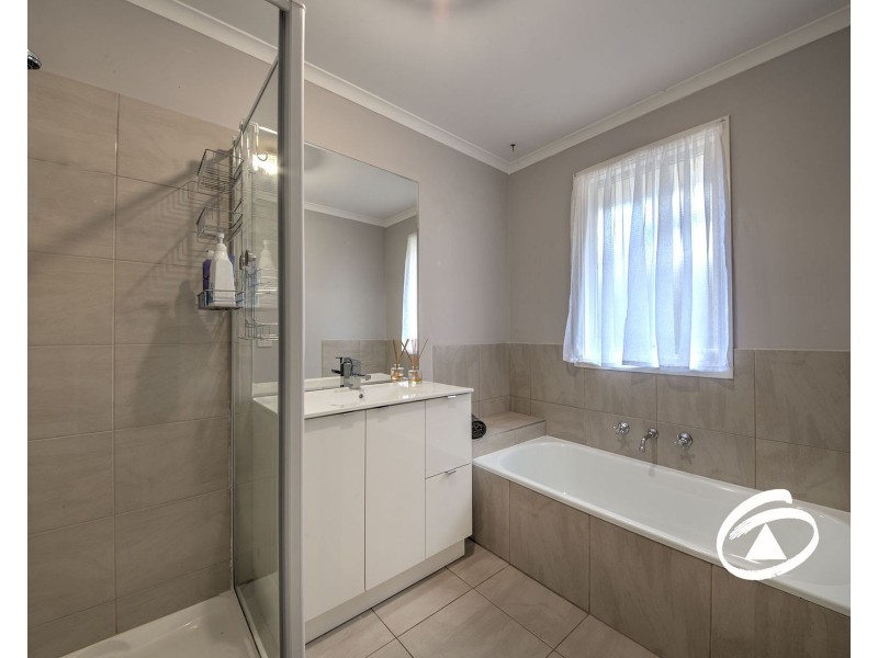 6 Bluegrass Crescent, Pakenham VIC 3810