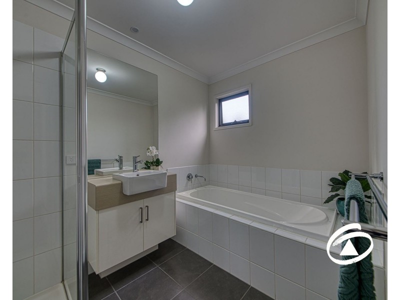 1 Officedale Rd, Officer VIC 3809