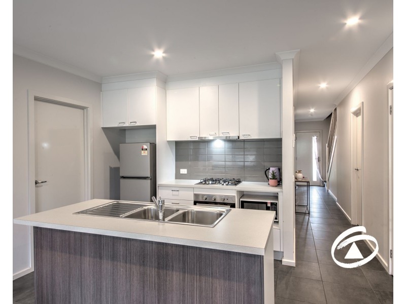 16/23 Atlantic Drive, Pakenham VIC 3810