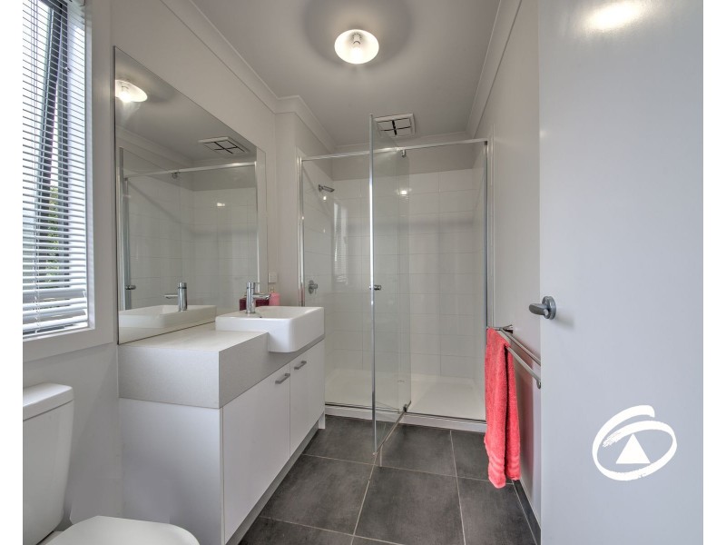 16/23 Atlantic Drive, Pakenham VIC 3810