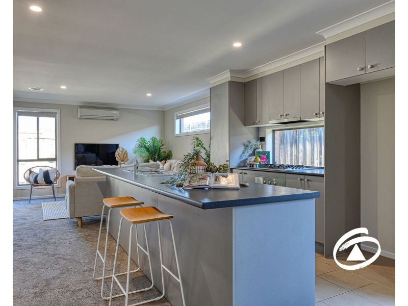 8 Cascade Way, Pakenham VIC 3810