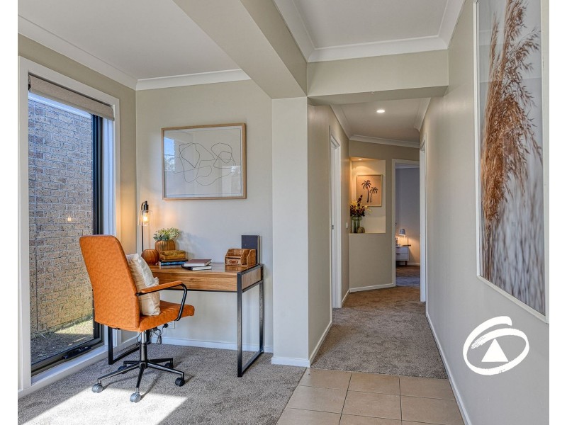 8 Cascade Way, Pakenham VIC 3810