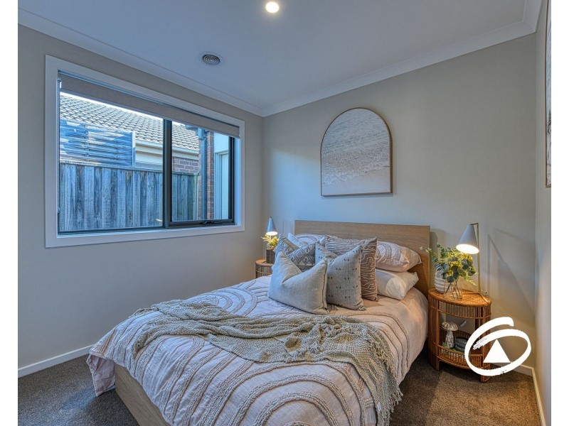 8 Cascade Way, Pakenham VIC 3810