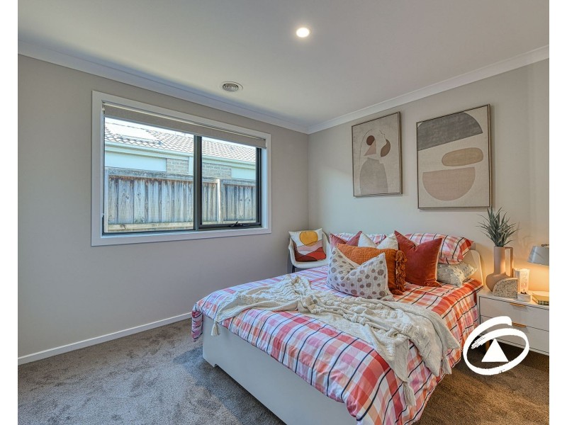 8 Cascade Way, Pakenham VIC 3810
