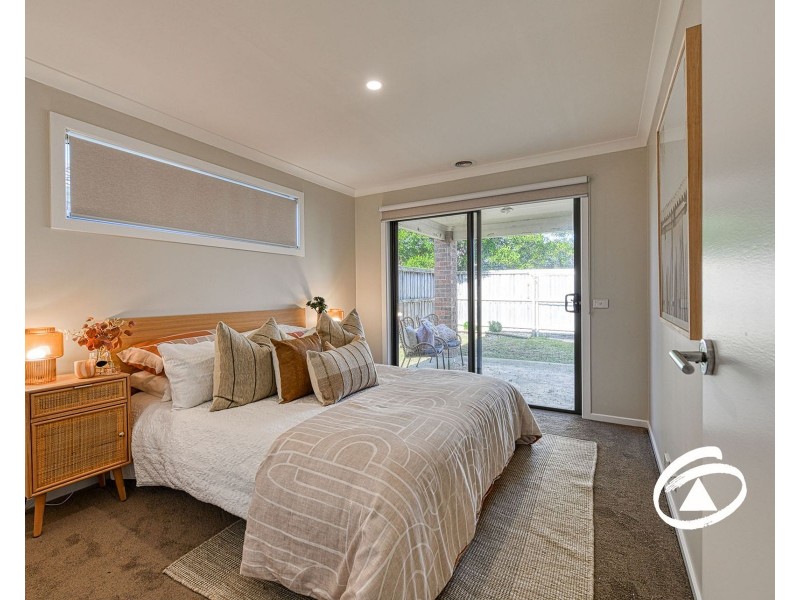 8 Cascade Way, Pakenham VIC 3810