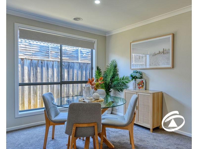 8 Cascade Way, Pakenham VIC 3810