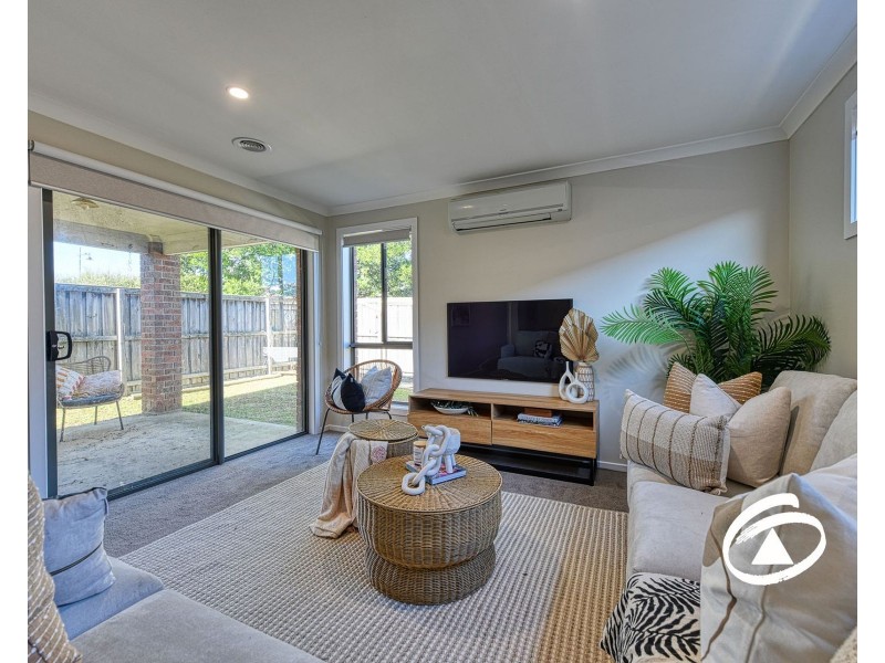 8 Cascade Way, Pakenham VIC 3810