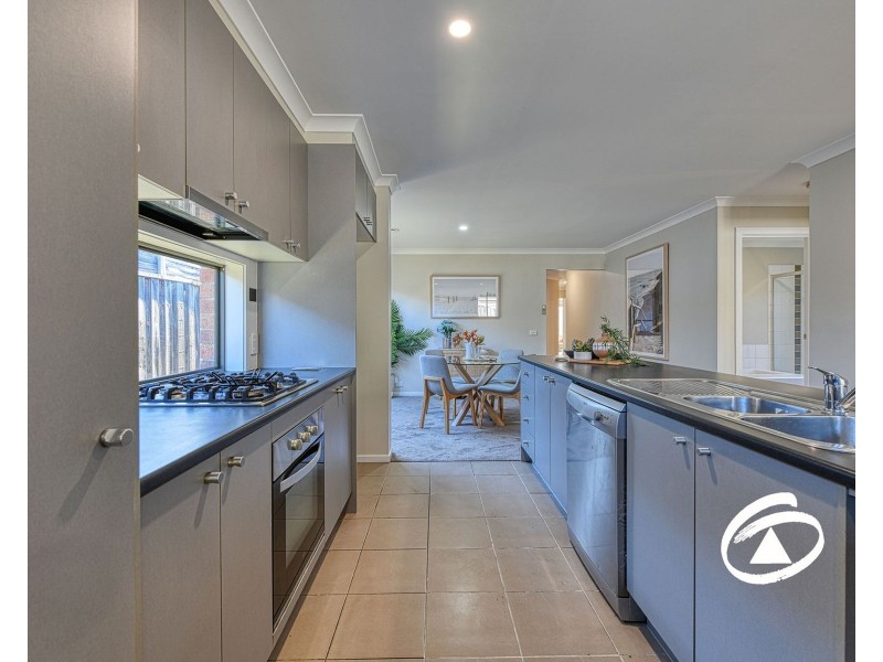 8 Cascade Way, Pakenham VIC 3810