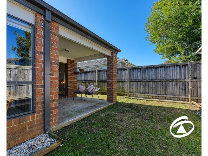 8 Cascade Way, Pakenham VIC 3810