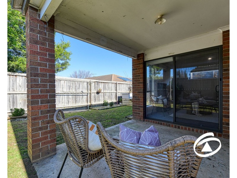 8 Cascade Way, Pakenham VIC 3810
