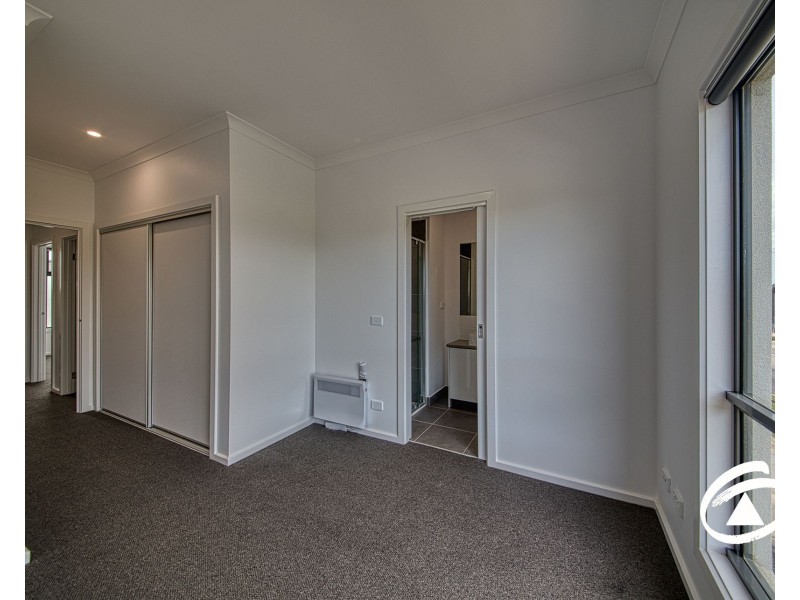 9 Travertine Loop, Berwick VIC 3806