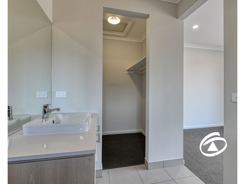 35 Carnmallum Drive, Clyde North VIC 3978