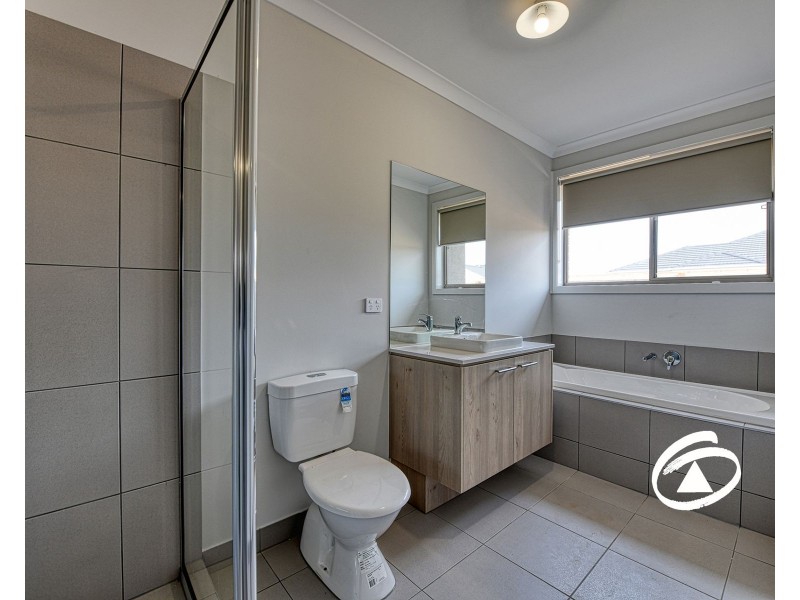 35 Carnmallum Drive, Clyde North VIC 3978