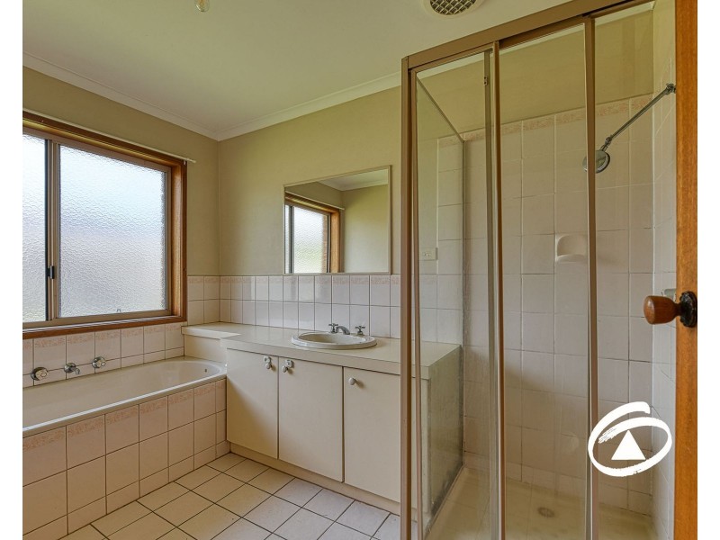 18 Paramount Way, Pakenham VIC 3810