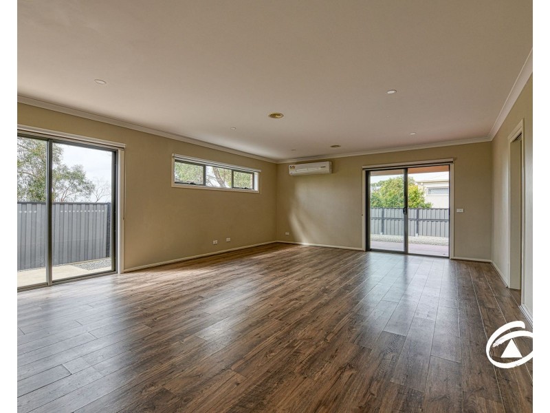 40 Bonneville Parade, Pakenham VIC 3810