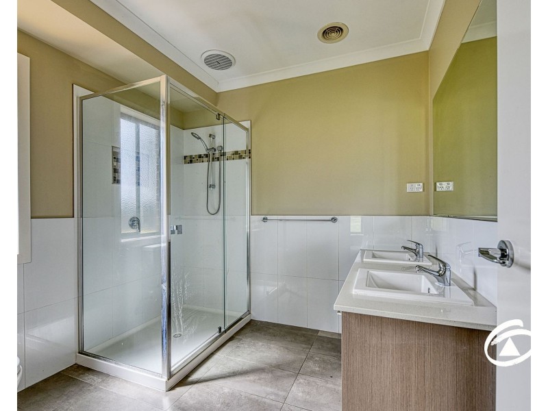 40 Bonneville Parade, Pakenham VIC 3810