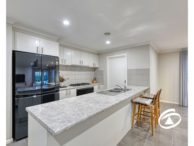 16 Summit Drive, Pakenham VIC 3810