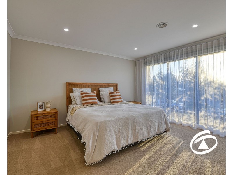 16 Summit Drive, Pakenham VIC 3810